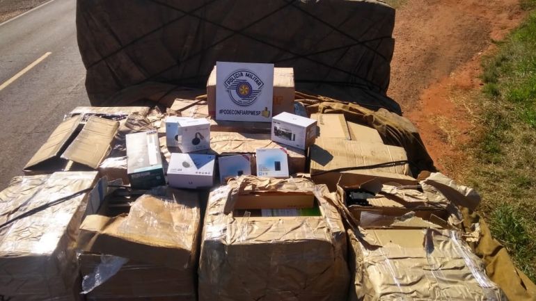 Polícia Militar Rodoviária - Rodoviários localizaram 13 volumes, constatando mil itens contrabandeados