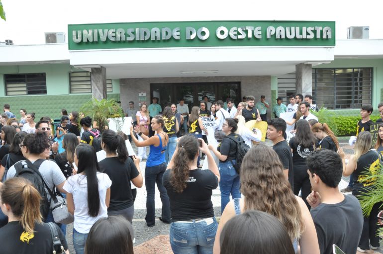 Arquivo - Em março, alunos de Medicina protestaram contra aumento de mensalidade