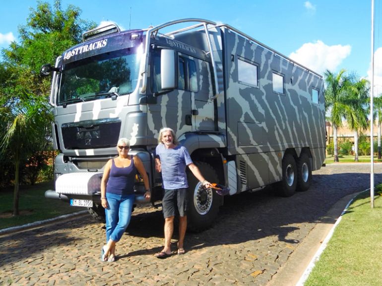 EXPEDIÇÃO Os franceses Brigitte e Alain La Toison chegam ao Terra Parque com o motor home com que viajam pelo continente americano