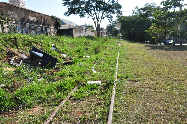 José Reis - Acúmulo de lixo em linha férrea é problema relatado por população