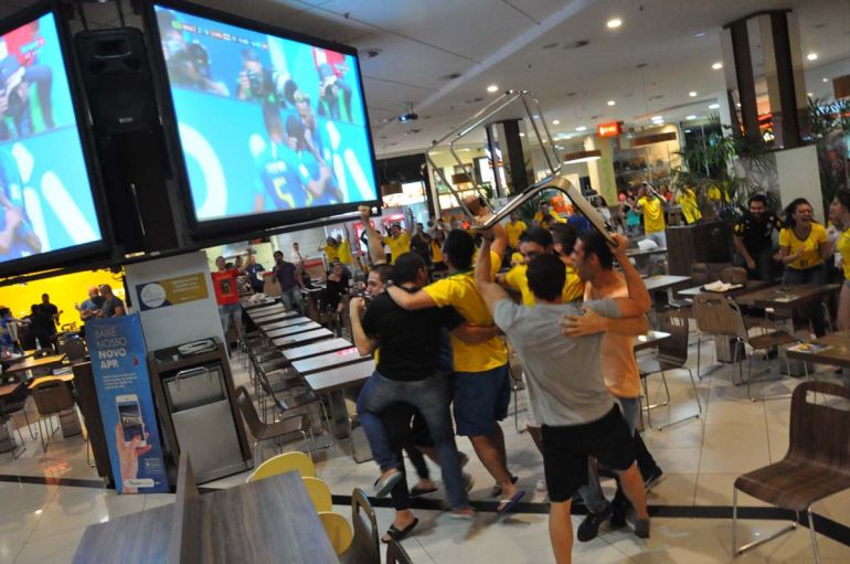 José Reis - Até uma cadeira entrou na comemoração do segundo gol do Brasil