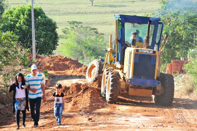 Marcio Oliveira - Adriana e filhos participaram da oficialização das obras de pavimentação, tão reivindicadas pelo esposo falecido