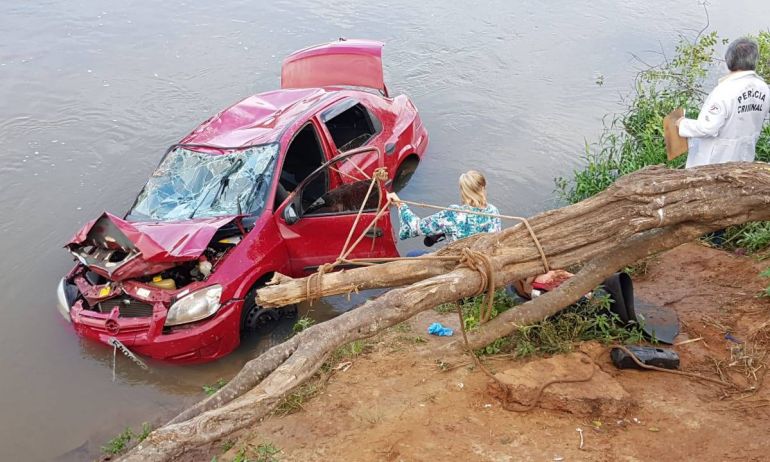 Jornal Integração Regional - Ao se dirigirem ao local, bombeiros avistaram parte do veículo, um Prisma vermelho, submersa no rio