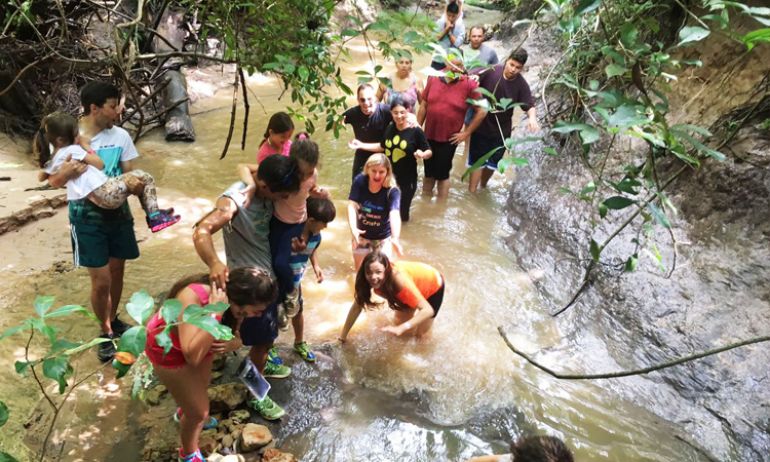 Hóspedes do Terra Parque fazem um tour pela eco-trilha que contorna o resort, em Pirapozinho