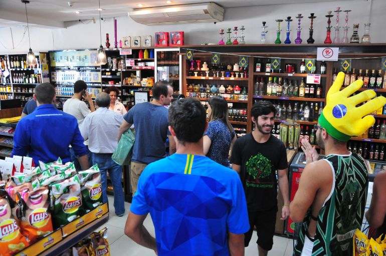 Marcio Oliveira - Conveniências estavam movimentadas na tarde de ontem, em Prudente