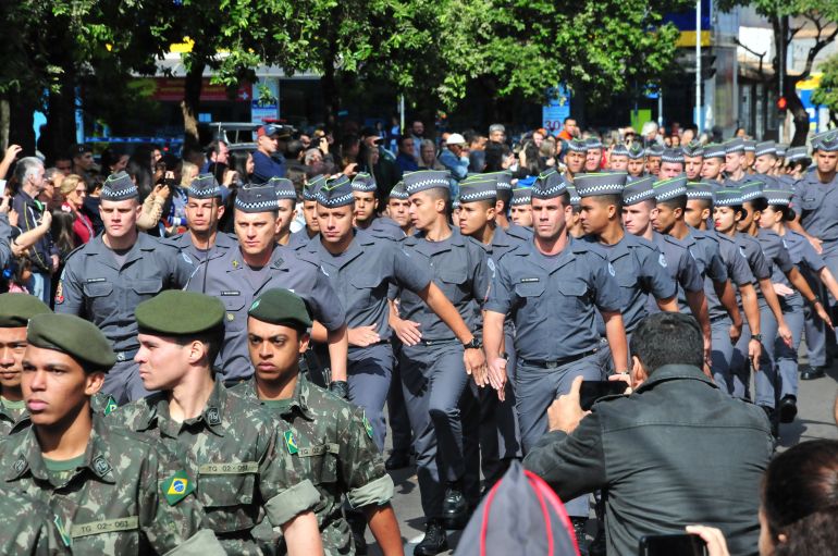 Marcio Oliveira - Desfile cívico marcou o fim das solenidades alusivas à Revolução de 32