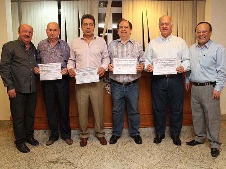 HOMENAGEM Aloysio Dias Campos, Antonio Martinho Fernandes, Osmar Marchiotto e Roberto Gurgel de Oliveira receberam os títulos de conselheiros vitalícios da Apea