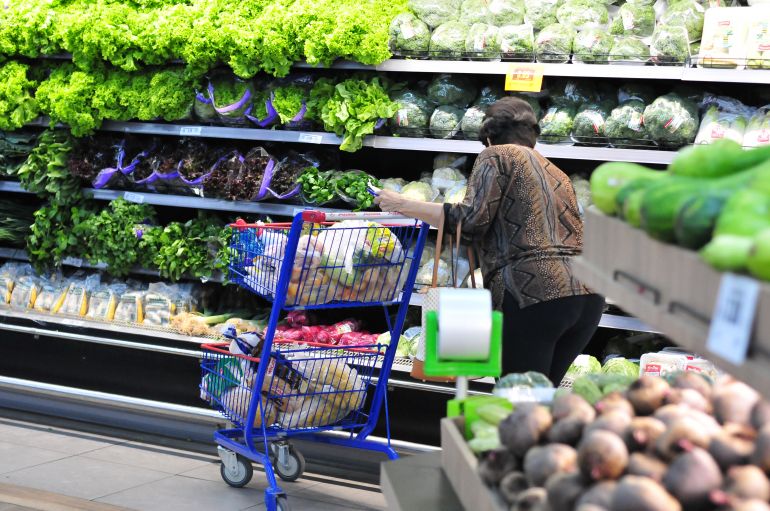 Marcio Oliveira - Gôndolas de supermercados estão lotadas de verduras
