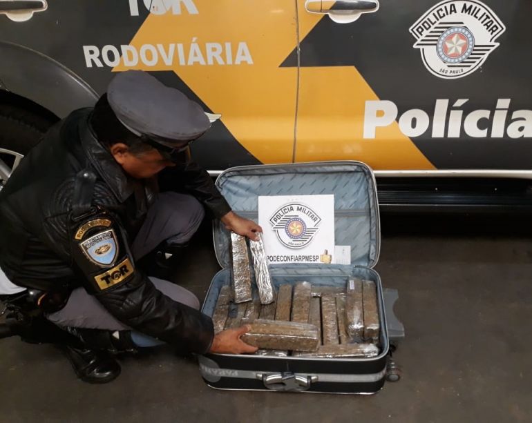 Polícia Militar Rodoviária - Tabletes de maconha estavam em bagagem etiquetada sob nome falso