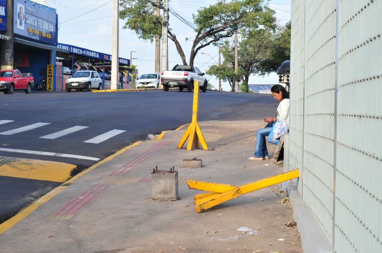 Marcio Oliveira - Sem estrutura completa, usuários de ônibus improvisam bancos com restos de concretos