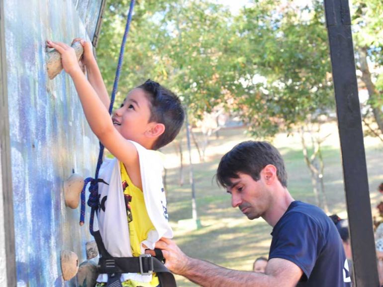 Marcio Oliveira - Crianças se divertem e superam medo de altura na parede de escalada