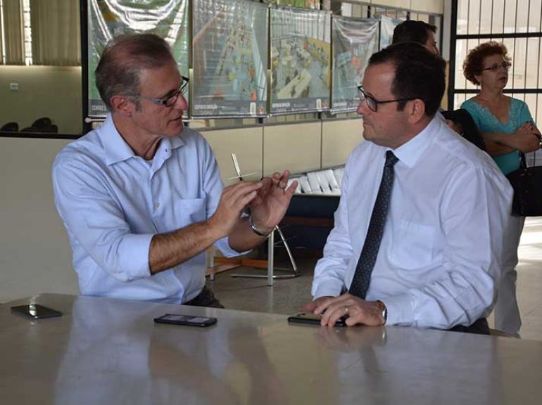 REGISTRO Prefeito Nelson Bugalho explicando o projeto da Fundação Inova ao promotor Luiz Antonio Miguel Ferreira