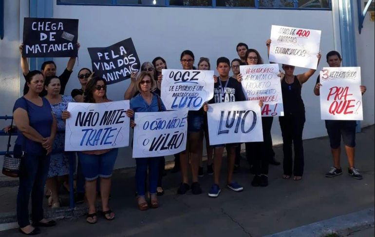 Valéria Ribeiro/Cedida - Protesto reuniu cerca de 30 pessoas em frente à Prefeitura de Epitácio