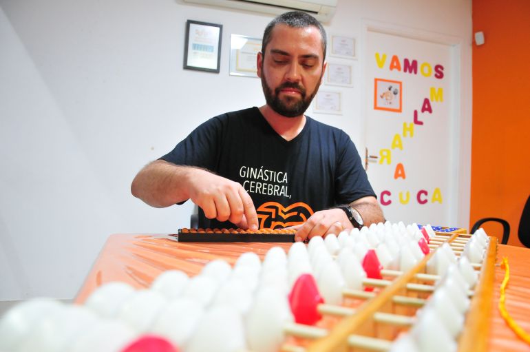 Marcio Oliveira - Bruno diz que ábaco treina a atenção e melhora a memória