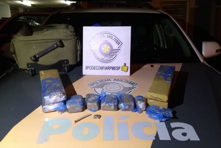 Polícia Militar Rodoviária - Entorpecentes foram localizados em pertences de mão da passageira e também dentro da mala