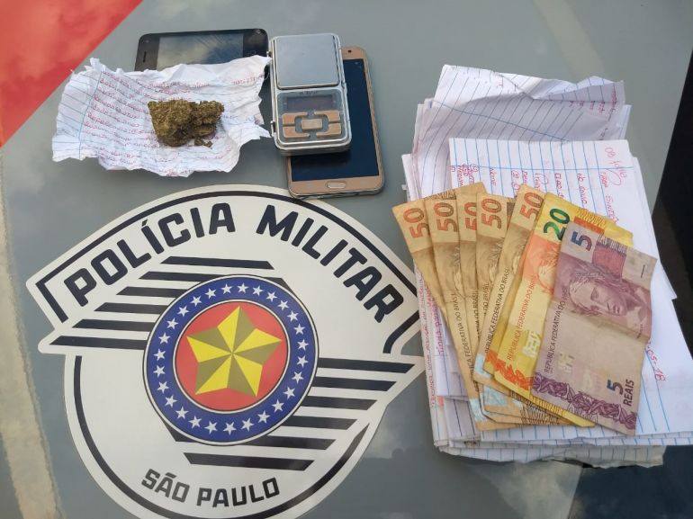 Cedida/Polícia Militar - Policiais encontraram 18 gramas de maconha, balança de precisão, uma quantia de R$ 295 e as cartas