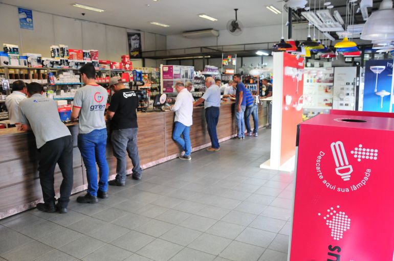 Marcio Oliveira - Loja disponibiliza posto de coleta de lâmpada fluorescente para pessoas físicas, de preferência clientes