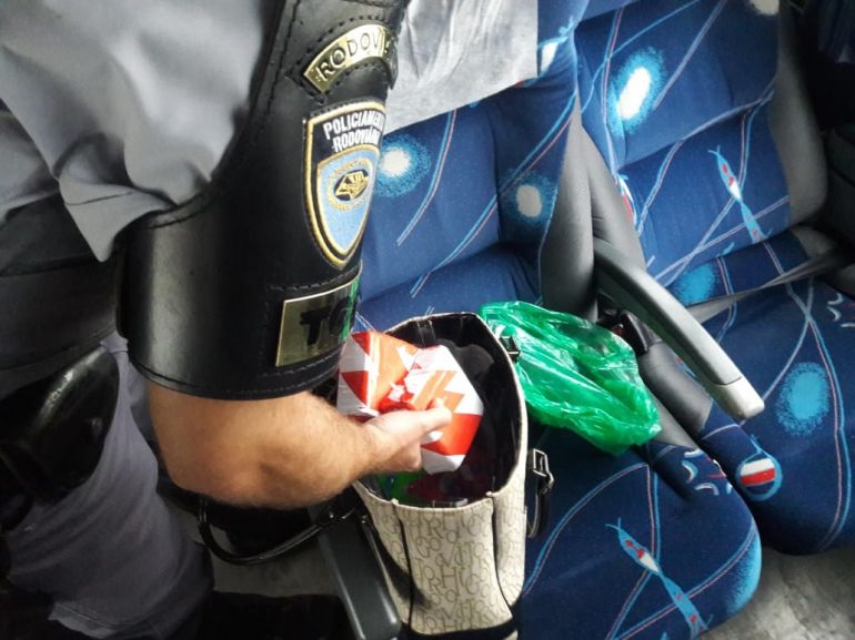 Polícia Militar Rodoviária - Em Prudente, mulher carregava 2 tabletes de crack em ônibus