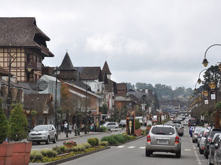 Sinomar Calmona - A avenida central de Gramado: cidade não tem semáforos. O trânsito é controlado pelas rótulas