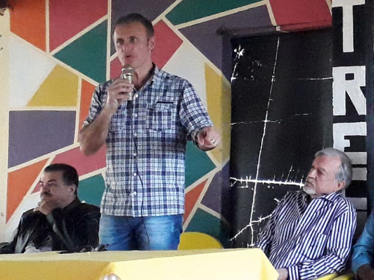 DIRETRIZ Prefeito Nelson Bugalho, anunciando a criação da área de preservação permanente do Timburi, entre o promotor Jurandir José dos Santos e o empresário José Hilário Pasquini