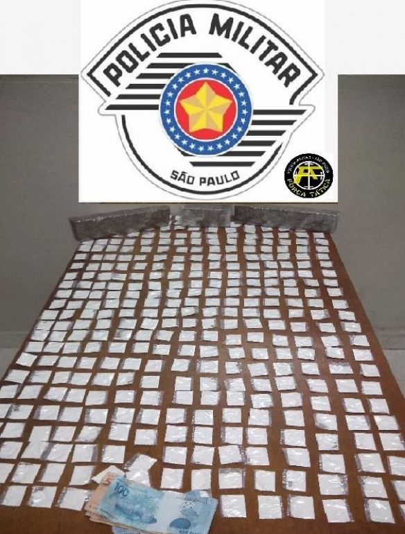 Polícia Militar - 357 papelotes de cocaína, tabletes de maconha e dinheiro foram apreendidos