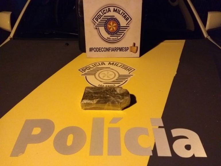 Polícia Militar Rodoviária - Tablete de maconha foi localizado em poder de representante comercial