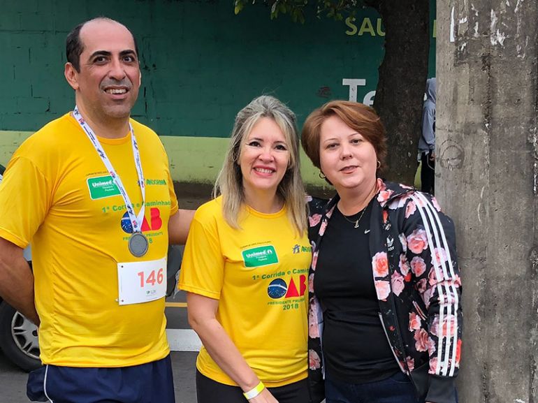 NOVO CORREDOR Claudio Rogério Ferreira, Promotor em Araçatuba, participou domingo da corrida da OAB em Prudente, depois comemorou o resultado ao lado da esposa Adriana Aparecida Paulino Ferreira (dir.) e ao centro a ex-colega de faculdade, Débora Zola