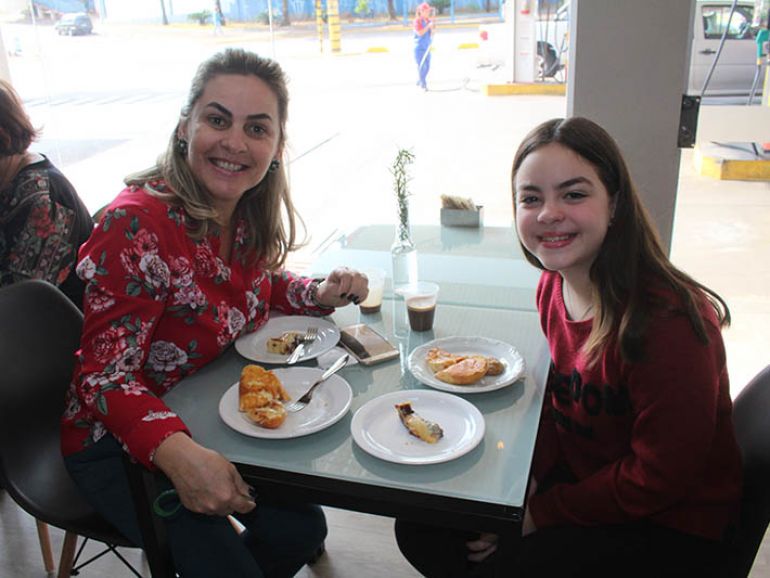 Ellis Vernaschi e a filhinha Mariah, conferindo as delícias do novo Café Apeano