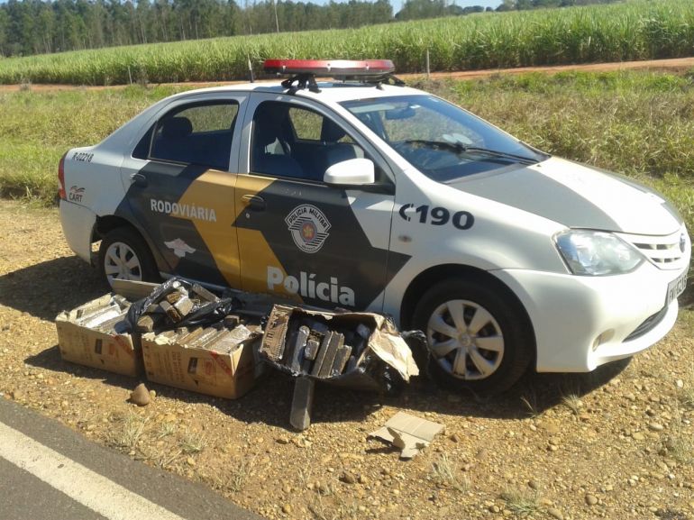 Polícia Militar Rodoviária - Entorpecentes foram localizados dentro de carro abandonado durante perseguição