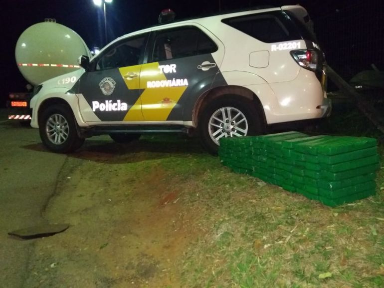 Polícia Militar Rodoviária - 102 kg de maconha estavam divididos em 98 tabletes, no interior de um caminhão