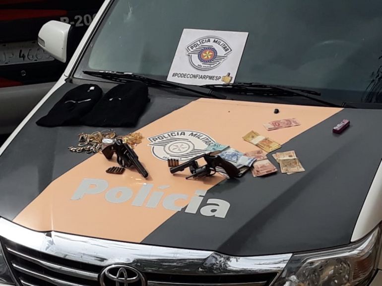 Polícia Militar Rodoviária - Revólveres, munições e toucas foram apreendidos junto com bens roubados