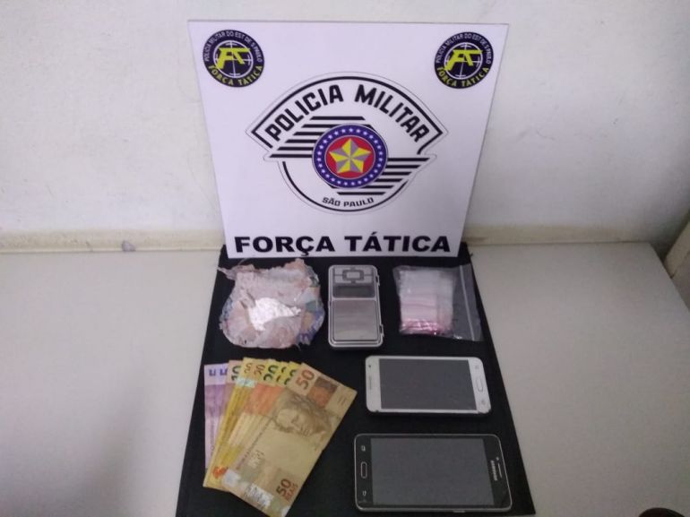 Polícia Militar - Mensagens nos celulares constataram o a denúncia sobre tráfico de drogas