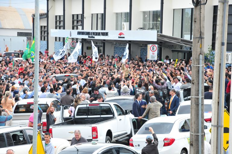 Marcio Oliveira - Bolsonaro, ovacionado por munícipes e grupos apoiadores à sua candidatura no aeroporto, antes de seguir para carreata