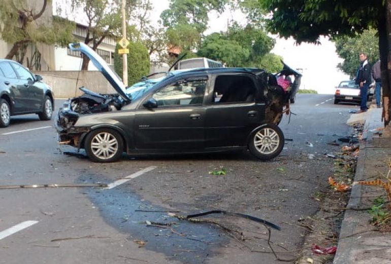 Polícia Militar de Dracena - Por motivos desconhecidos, mulher perdeu o controle do GM Corsa, levando veículo ao capotamento