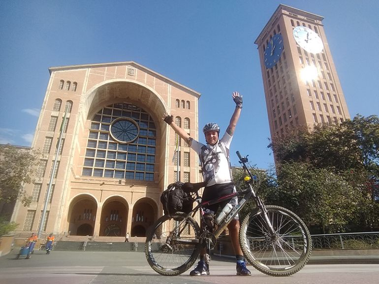 Comemorando a chegada em Aparecida do Norte, após 10 dias de viagem solitária