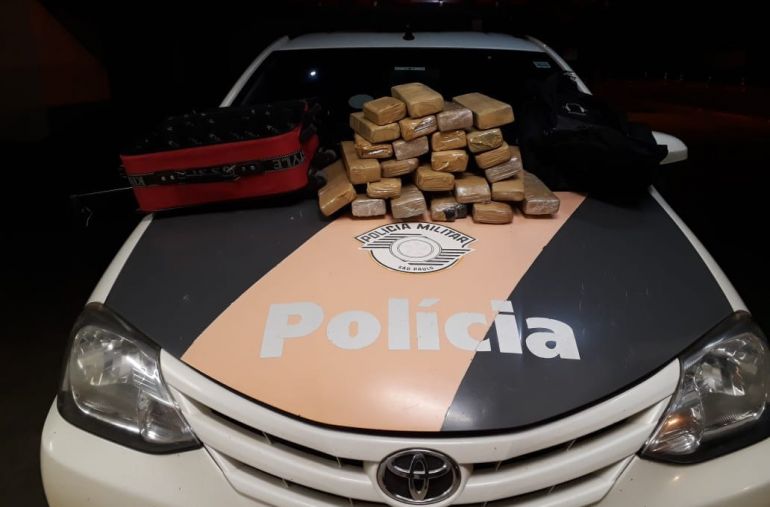 Polícia Militar Rodoviária - Droga, totalizando 20,4 kg, estava escondida no interior de duas malas, no bagageiro externo