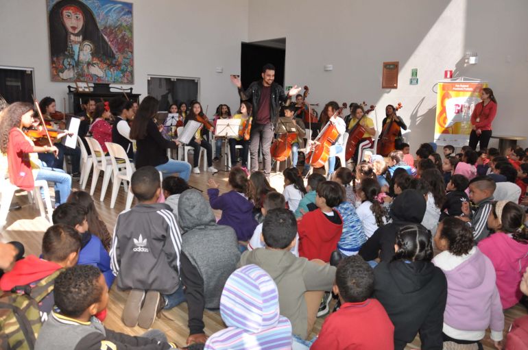 José Reis - A apresentação do Projeto contou com 26 alunos munidos de violinos, viola, violoncelo e contra baixo