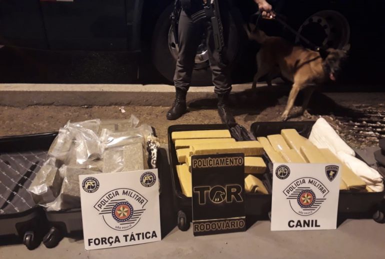 Polícia Militar Rodoviária - Tabletes da droga, totalizando 68,3 kg, foram encontrados dentro de 2 malas, com apoio de cão de faro