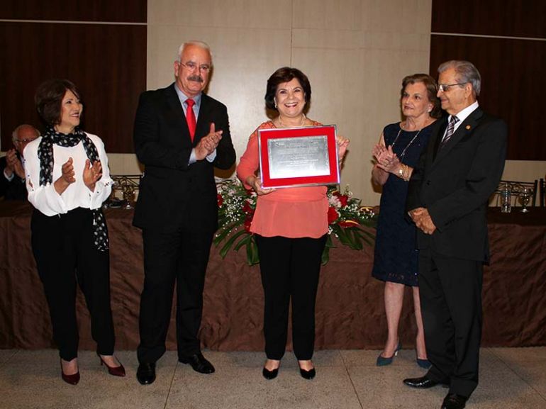 HOMENAGEM D. Antonia Bergamo, diretora da Prudenpinhos, recebe o título, entre o presidente da Acipp, Ricardo Ribeiro e a esposa Tereza, e o presidente do Sincomércio, Vitalino Crellis