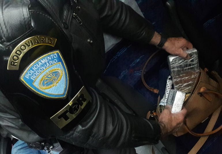 Polícia Militar Rodoviária - Droga, dividida em 2 tabletes, foi encontrada durante busca aos pertences da mulher, dentro de uma bolsa