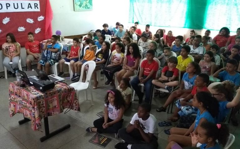 AI da Prefeitura de Pirapozinho - Crianças e jovens, atentos à palestra, que abordou ainda os projetos a serem desenvolvidos na cidade