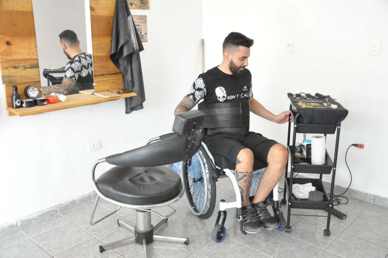 José Reis - Cadeira de rodas não impediu que barbeiro voltasse à atividade