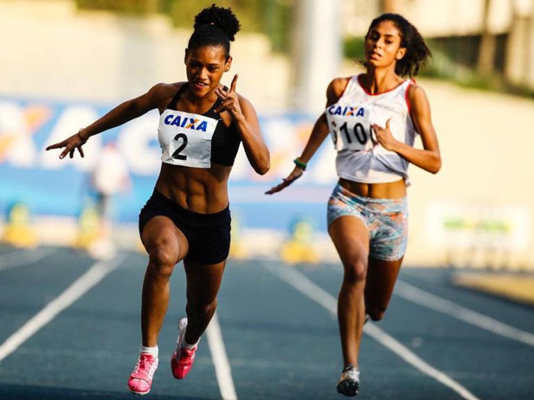 Arquivo - À direita, Maria Victória Sena compete pelos 100 e 200 metros