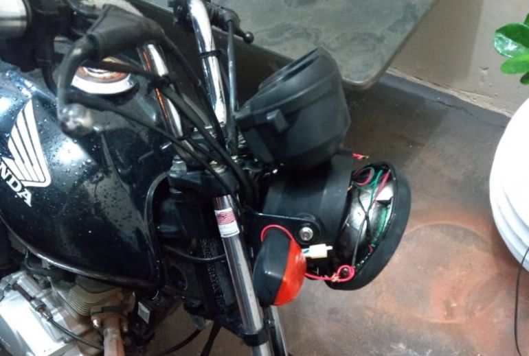 Polícia Militar - Motocicleta Honda, de cor preta, estava com o farol, miolo da ignição e retrovisores danificados