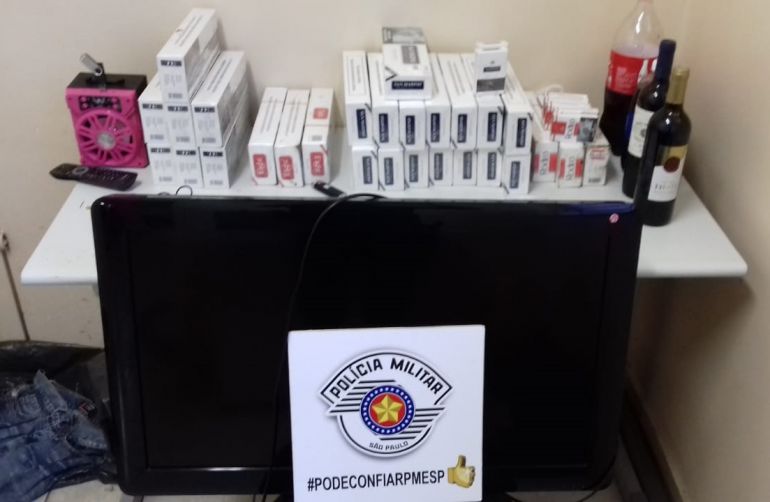 Polícia Militar - Caixa de som, garrafas e pacotes de cigarro, entre outros itens roubados, foram apreendidos na abordagem