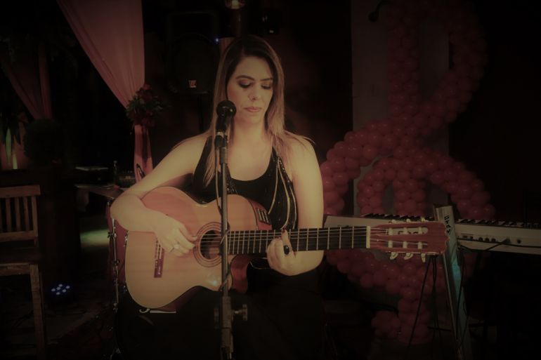 Divulgação/Mayara Mazaro - Adriana convida o público para uma atmosfera envolvente, na qual mescla poemas, percussão, voz e violão