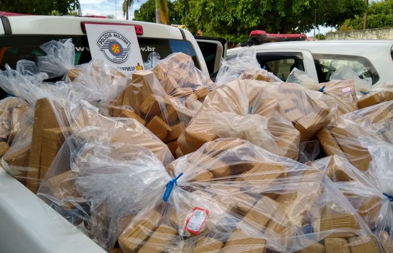 Polícia Militar - Carro abandonado em área rural continha 1.231 tabletes de maconha