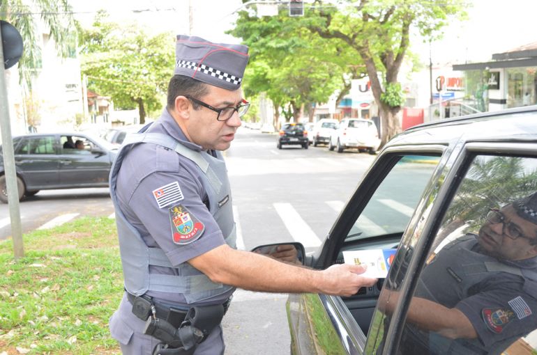 Cedida/Renato Gouvea - Na manhã de hoje, policiais abordaram motoristas para distribuição de panfletos educativos