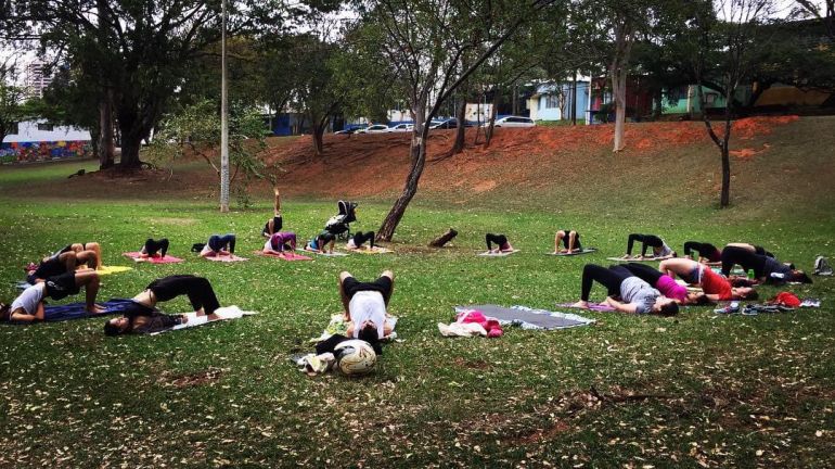 Marcio Oliveira: Grupo de yoga se reúne no Parque do Povo e não se afasta por conta do frio