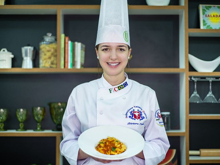 ESPECIALISTA Bárbara Cardin, participante da 2ª temporada do MasterChef Profissionais ministra disciplina de Cozinha Italiana no curso de Gastronomia da Unoeste